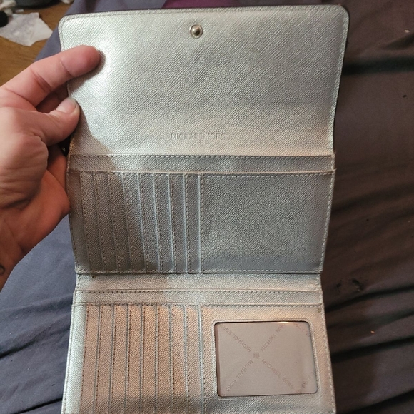 Silver Michael Kors wallet - Picture 2 of 4